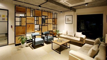 stalowy regał o czarnym kolorze wykonany przez pracownię metaloplastyczną z Poznania