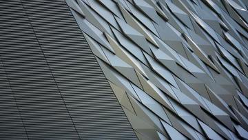 aluminiowe elementy fasady w kształcie rombów wykononane przez pracownię metaloplastyczną z Poznania