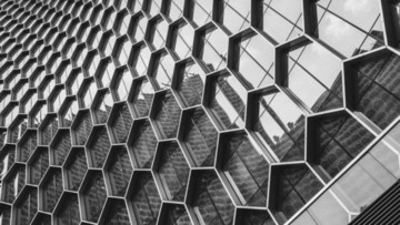 stalowe heksagony na elewacji wieżowca wykononane przez pracownię metaloplastyczną z Poznania