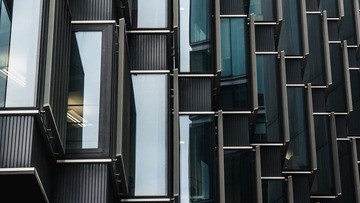 nowoczesne stalowe kraty okienne wykononane przez pracownię metaloplastyczną z Poznania